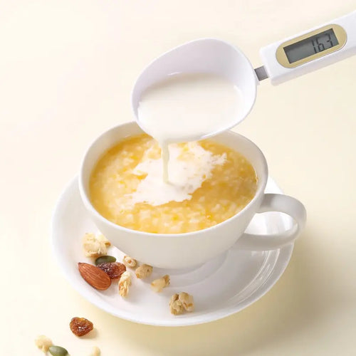 MacroSpoon mostrando pantalla LCD con peso exacto, báscula de cocina portátil para fitness