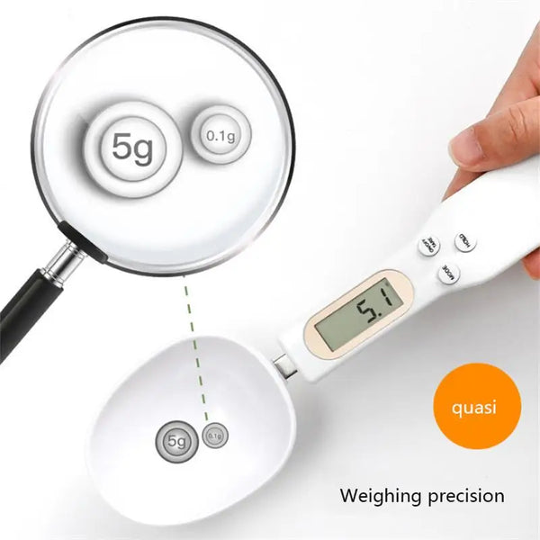 Cuchara báscula MacroSpoon en uso para preparar fórmula de bebé con precisión médica